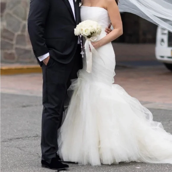 Vera Wang “Pavlova” wedding gown!